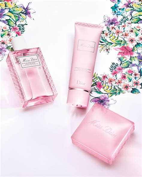 miss dior blooming boudoir art of gifting clutch